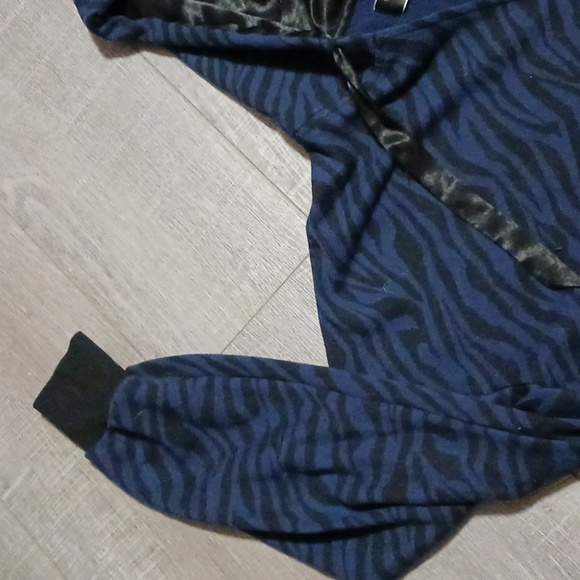 RARE VICTORIA'S SECRET Zebra Striped XL Cropped Hooded Sweatshirt - Picture 5 of 8
